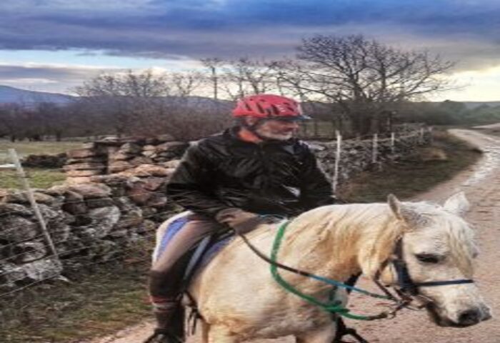hombre enciamde caballo