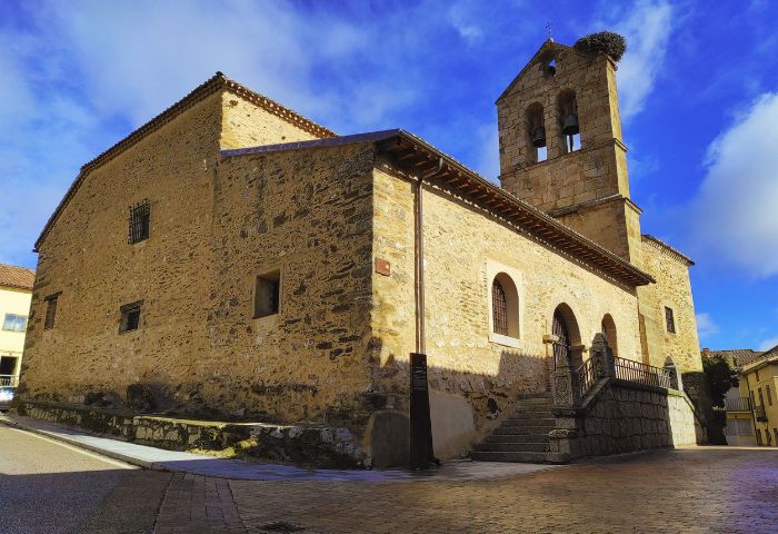 La iglesia parroquial de San Pedro en Cátedra de Antioquía, erigida en el siglo XV, destaca por su fusión arquitectónica de piedra y ladrillo enfoscados. Coronada por una imponente espadaña de tres cuerpos, alberga campanas que datan de 1890 y 1953.