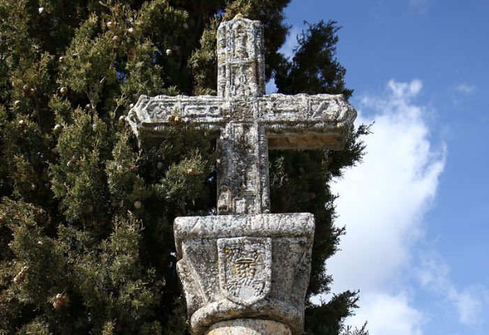 Cruz de piedra del cementerio - Redueña