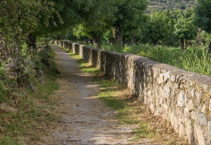 Vista de las estrechas callejas de Navalafuente