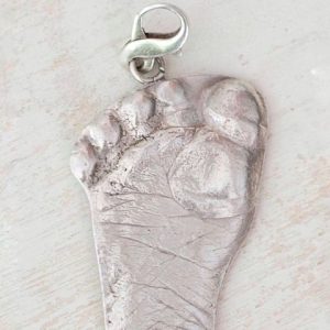 Llavero de un pie de plata