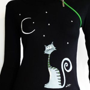 Un gato en una camiseta