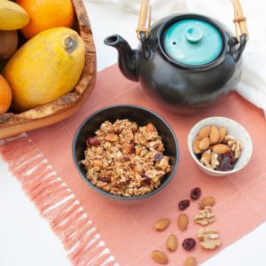 Alimentos con una tetera y un mantel