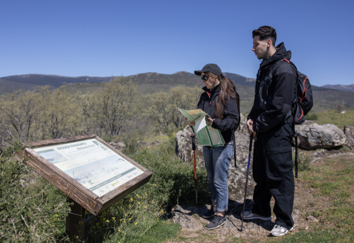 Dos personas mirando un mapa