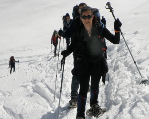 Personas haciendo senderismo