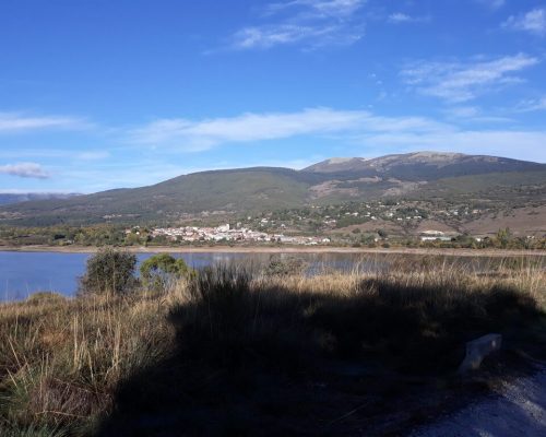 Vista de un lago sereno en el fondo