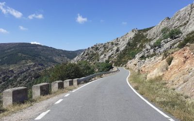 Carretera sinuosa en la montaña rodeada de un paisaje natural impresionante.