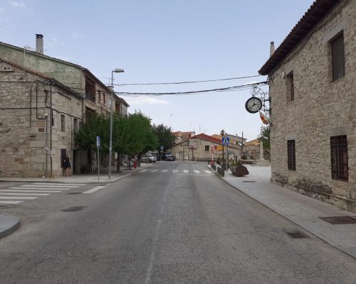 Camino que conduce a la entrada de un encantador pueblo.