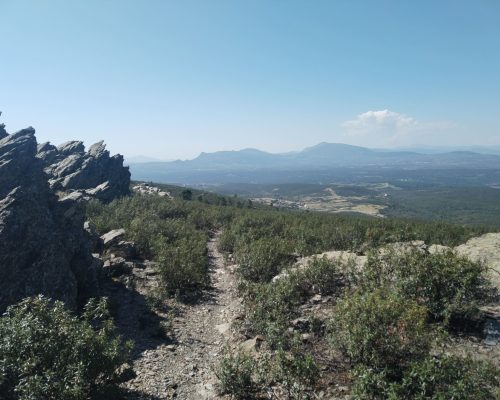 Camino con piedras punteagudas