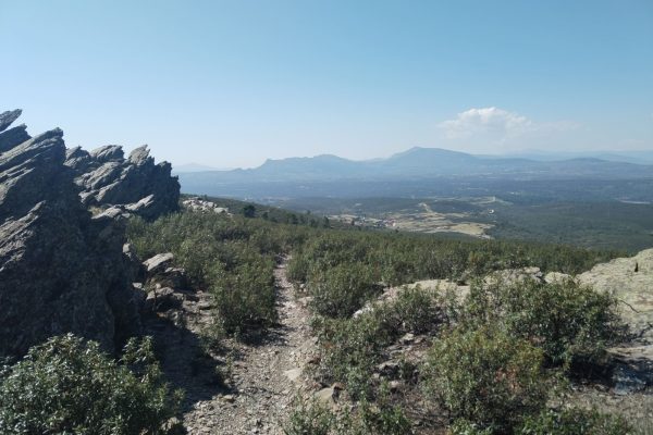 Camino con piedras punteagudas
