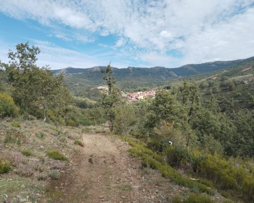 Camino de tierra y el pueblo de fondo
