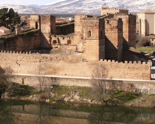Castillo con un rio al lado