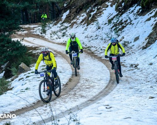 Ciclistas por montaña nevadajpg