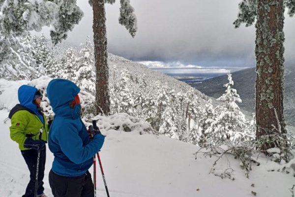 personas en la nieve