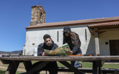 Dos personas mirando un mapa en un banco