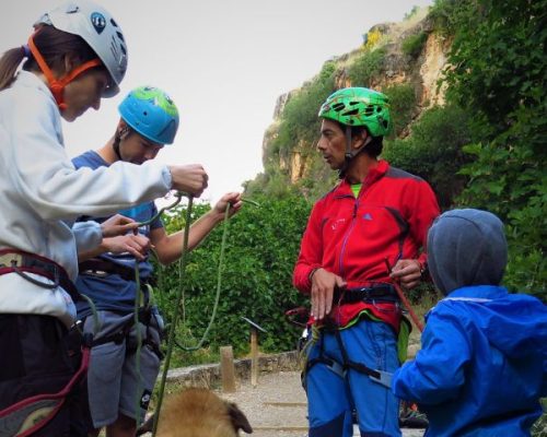 familia practicando escalada