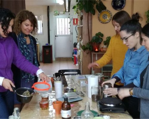 personas participando en un curso de jabones en Espacio Inquietudes