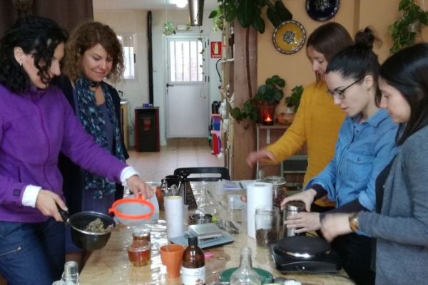 personas participando en un curso de jabones en Espacio Inquietudes