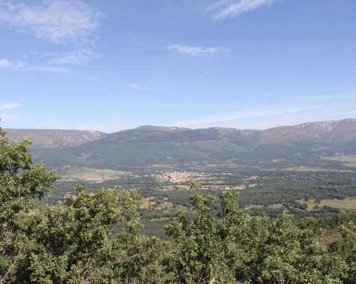 Vista impresionante desde la cima de un monte, con paisajes que se extienden a lo lejos.