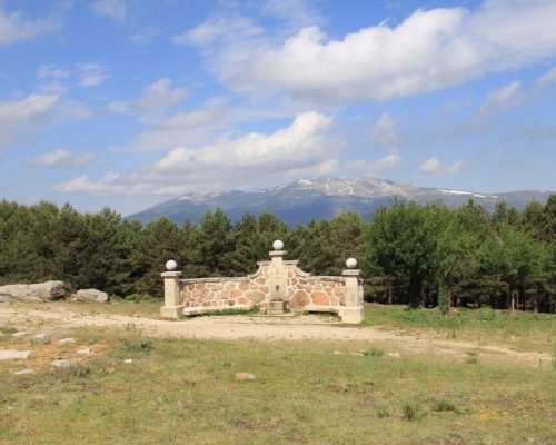 Vista de una explanada amplia con una fuente ornamental en el centro.