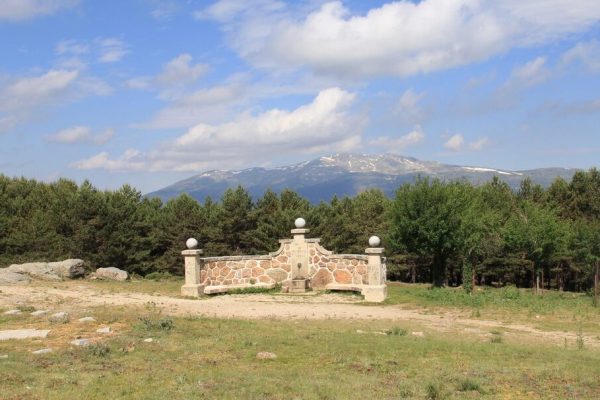 Vista de una explanada amplia con una fuente ornamental en el centro.