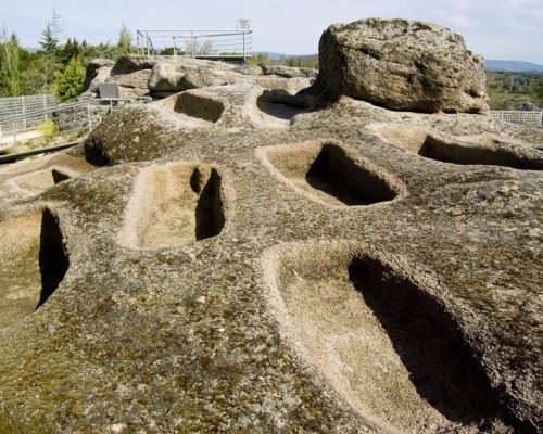 Vista de la Necrópolis de Siete Iglesias, mostrando sus tumbas y entorno histórico.