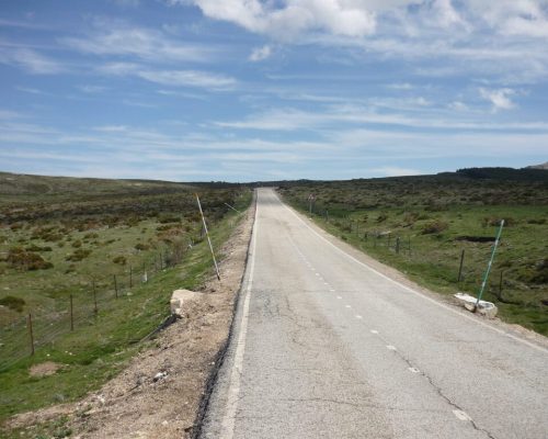 Vista de una carretera recta que se extiende hacia el horizonte.