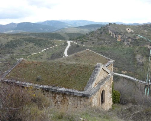 Perspectiva desde lo alto de un monte, donde se aprecian casetas cercanas.