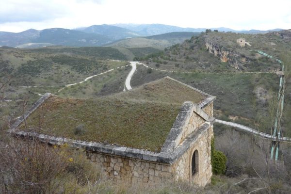 Perspectiva desde lo alto de un monte, donde se aprecian casetas cercanas.