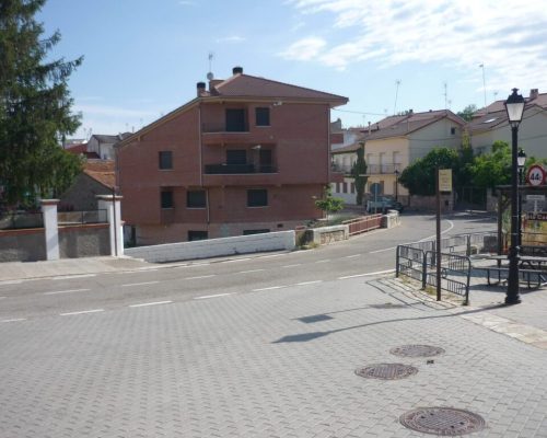 Vista de la calle de un pueblo junto algunos de sus edificios