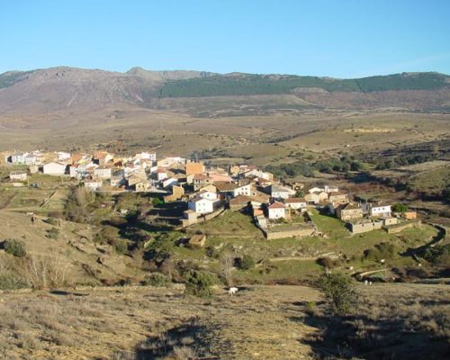 Panorámica del pueblo de Paredes desde una distancia, destacando su arquitectura y paisaje.