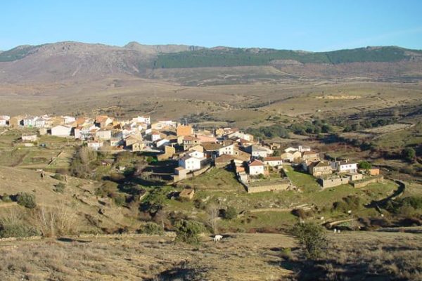 Panorámica del pueblo de Paredes desde una distancia, destacando su arquitectura y paisaje.