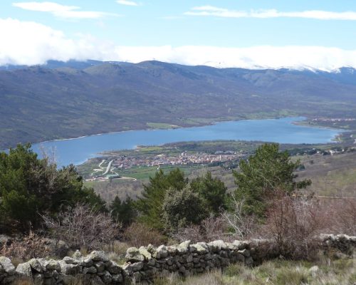 Paisaje de un pueblo y un lago