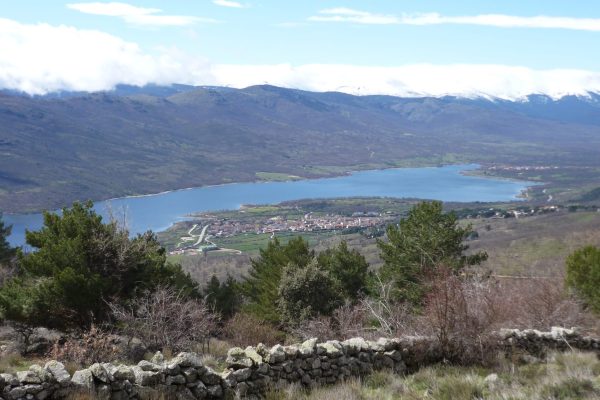 Paisaje de un pueblo y un lago