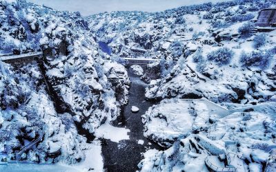 Paisaje montañoso nevado
