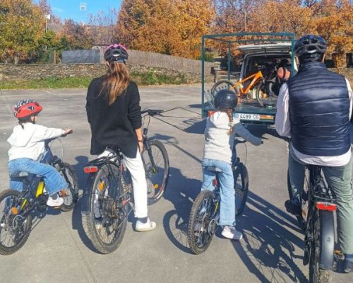 Familia montando en bicicleta por un sendero.