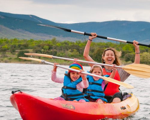 Actividades de piragua en piscina, y en aguas abiertas para familias.