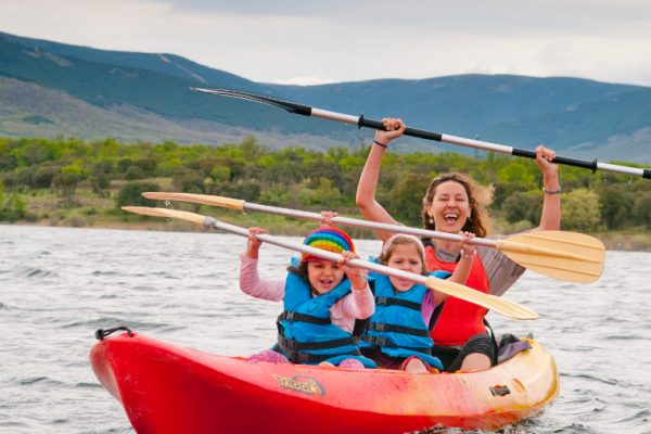 Actividades de piragua en piscina, y en aguas abiertas para familias.