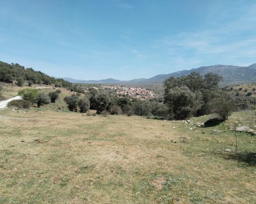 Vista de un pueblo desde la ruta de Puentes Viejas