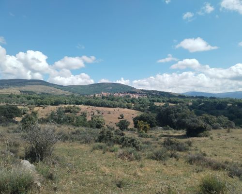 Vista lejana de un pueblo