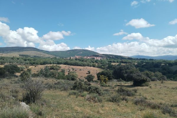 Vista lejana de un pueblo