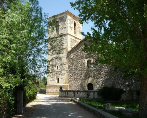 Vista panorámica de Alameda del Valle, destacando su entorno natural y arquitectónico.