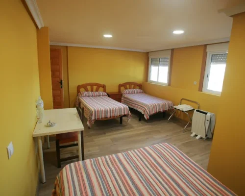 alojamiento-pinuecar-hostal-buitrago-habitacion