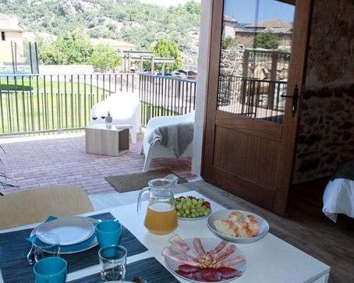 alojamientoelesquileo_salon-y-terraza-algodon1