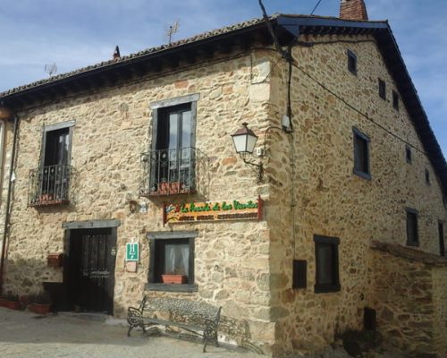 alojamientos-la-acebeda-la-posada-de-los-vientos-fachada