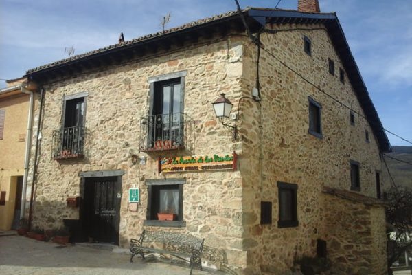 alojamientos-la-acebeda-la-posada-de-los-vientos-fachada