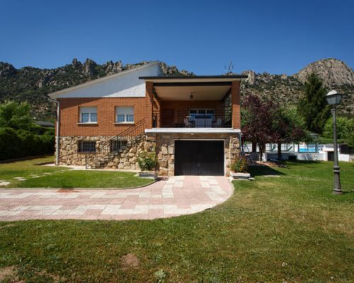 Exterior de El Bulín de La Cabrera