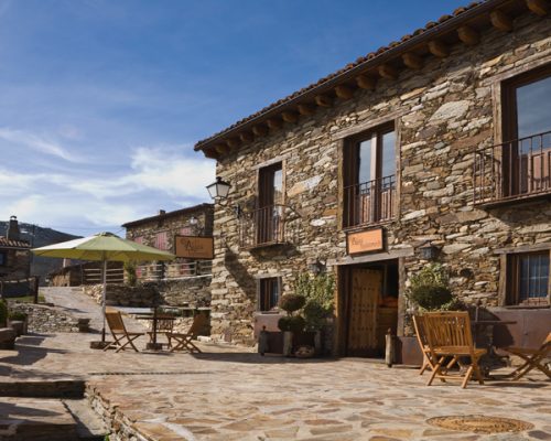 alojamientos-la-hiruela-casa-aldaba-exterior