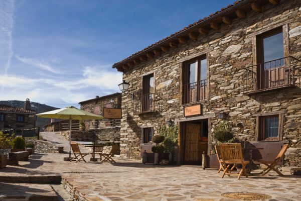 alojamientos-la-hiruela-casa-aldaba-exterior