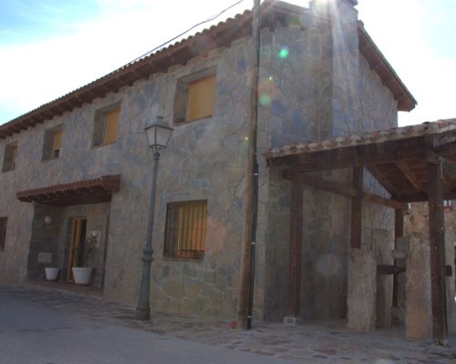 alojamientos-lozoyuela-los-gemelos-exterior